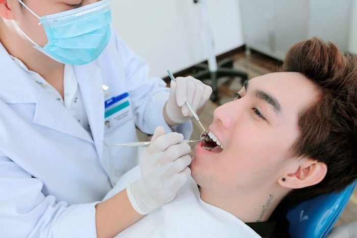 Bọc răng sứ ở bệnh viện răng hàm mặt có giá tương đối rẻ