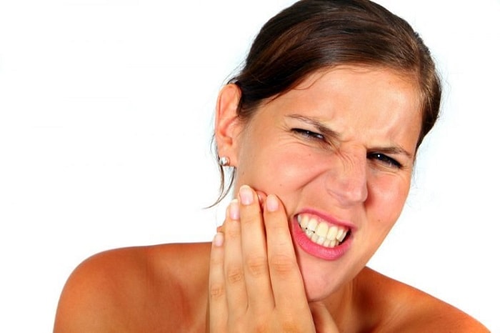 Ê buốt răng là biểu hiện thường gặp sau khi bọc răng sứ