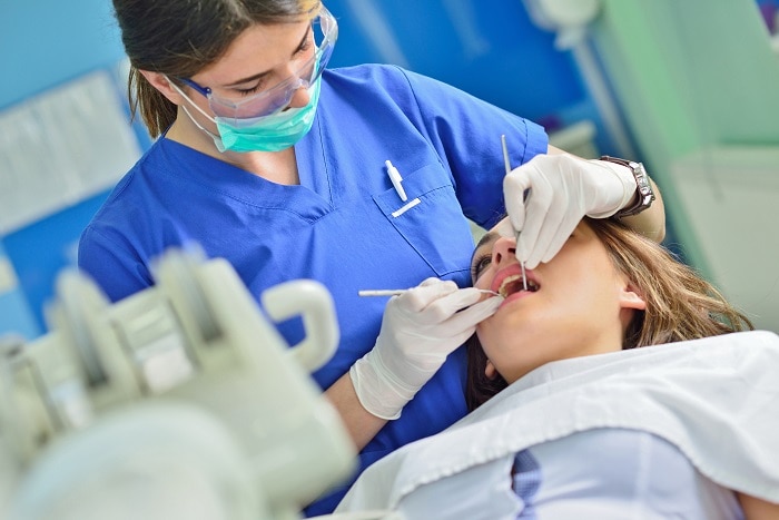 Tay nghề bác sĩ kém rất dễ gây ra các biểu hiện của bọc răng sứ không mong muốn