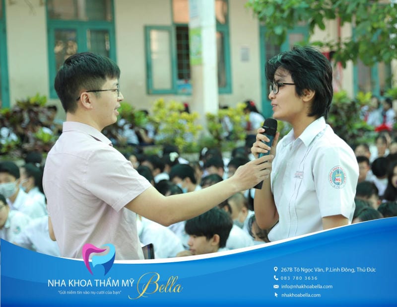 Bác sĩ Nguyễn Văn Cường phổ cập kiến thức nha khoa học đường cho các em học sinh
