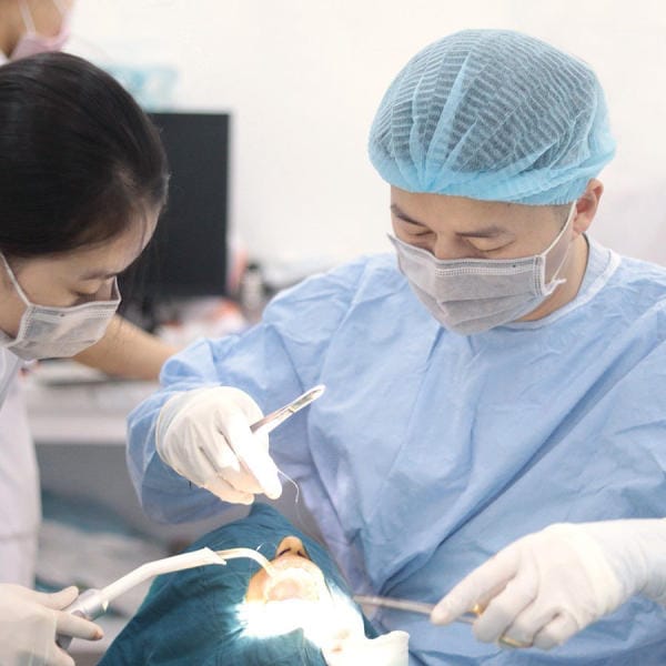 Nha khoa uy tín xử lý các trường hợp răng khôn mọc lệch