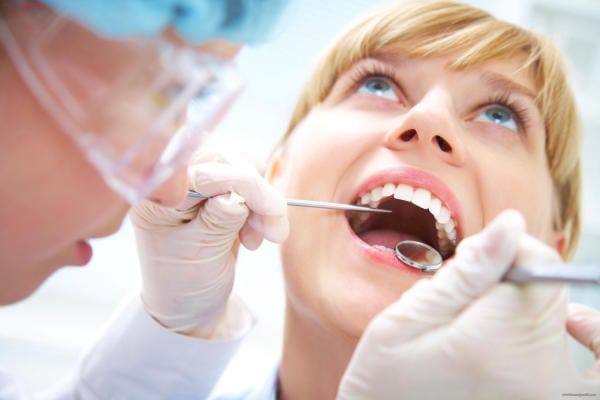 Tìm đến nha khoa uy tín bạn sẽ không cần lo việc đính đá lên răng có bị rớt không