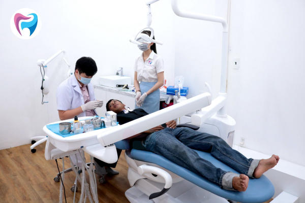 Bác sĩ góp phần vào việc quyết định lấy cao răng có đau không