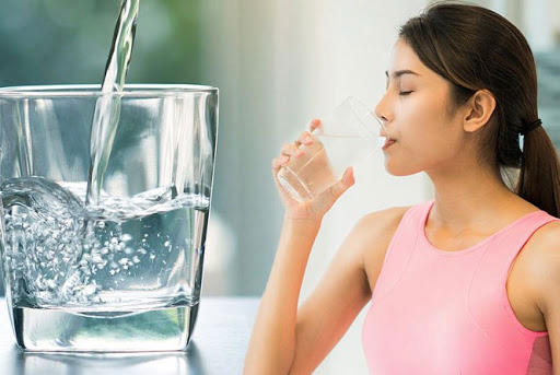 Khuyến khích uống nước lọc là lưu ý sau khi tẩy trắng răng cần ghi nhớ