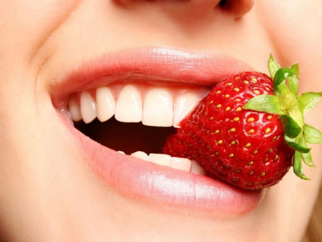 Một trong những tác dụng của bọc răng sứ là cải thiện khả năng ăn nhai