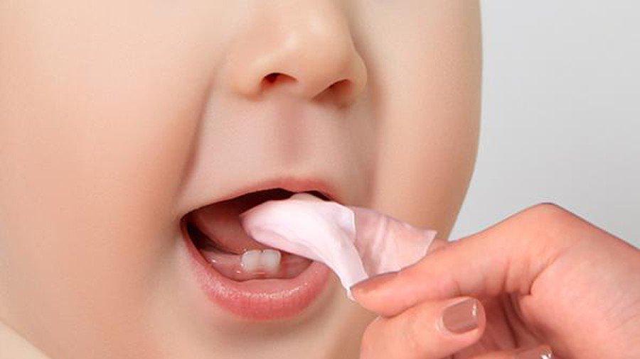Cách chăm sóc răng cho trẻ dưới 1 tuổi