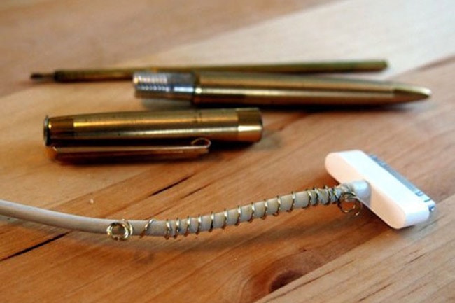 Tận dụng những lõi lò xò của cây bút bi hết mực để tạo ra những mẹo văn phòng hữu ích