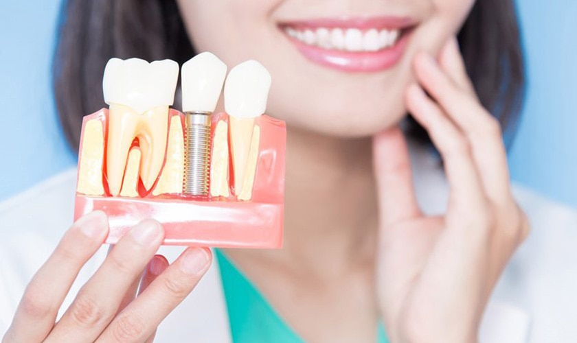 Trồng răng implant có đau không? Cách giảm đau hiệu quả